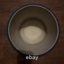 Cache-pot Wedgwood Jasperware bleu et blanc avec relief de cerf et de chien