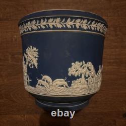 Cache-pot Wedgwood Jasperware bleu et blanc avec relief de cerf et de chien