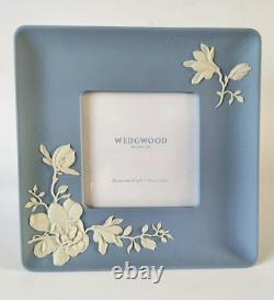 Cadre photo en jaspe bleu Wedgwood avec boîte de fleur de magnolia