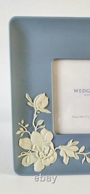 Cadre photo en jaspe bleu Wedgwood avec boîte de fleur de magnolia