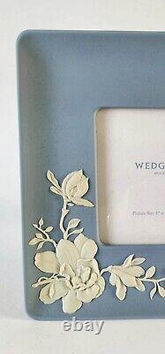 Cadre photo en porcelaine Wedgwood Jasperware bleu avec motif de fleur de magnolia, emballé