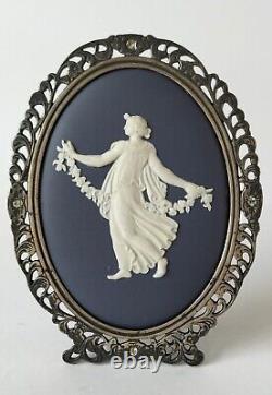 Cameo des Heures Dansantes en Jasperware Bleu Portland de Wedgwood avec Cadre en Argent