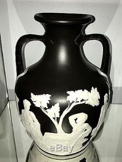 Circa 1850 Wedgwood Grand 10.25 Jambières Noires Jasperware Portland Vase