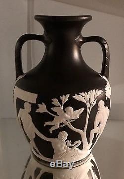 Circa 1850 Wedgwood Grand 10.25 Jambières Noires Jasperware Portland Vase