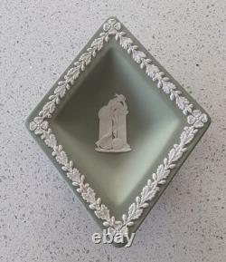 Collection Wedgwood Jasperware vert sauge, 13 pièces, poterie anglaise vintage