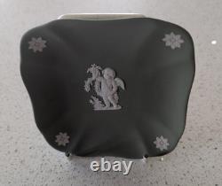 Collection Wedgwood Jasperware vert sauge, 13 pièces, poterie anglaise vintage