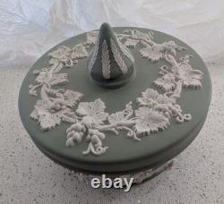 Collection Wedgwood Jasperware vert sauge, 13 pièces, poterie anglaise vintage