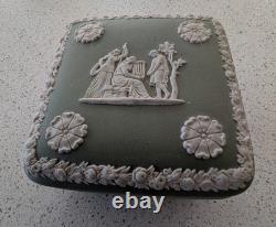 Collection Wedgwood Jasperware vert sauge, 13 pièces, poterie anglaise vintage