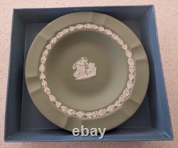 Collection Wedgwood Jasperware vert sauge, 13 pièces, poterie anglaise vintage