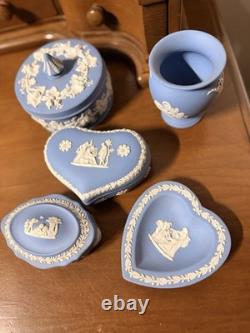 Collection d’objets décoratifs en céramique Jasperware bleu poudre de Wedgwood