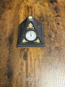 Collection de Bibliothèque Wedgwood en Jasperware NOIR et Jaune Horloge Pyramide Égyptienne
