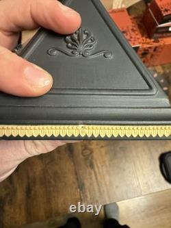 Collection de Bibliothèque Wedgwood en Jasperware NOIR et Jaune Horloge Pyramide Égyptienne