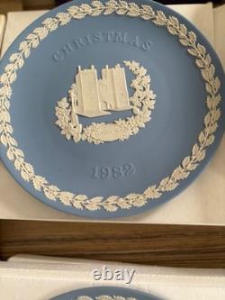 Collection de assiettes de Noël Wedgwood Blue Jasperware 1969-1988 lot en boîte