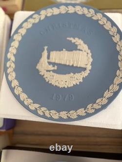Collection de assiettes de Noël Wedgwood Blue Jasperware 1969-1988 lot en boîte