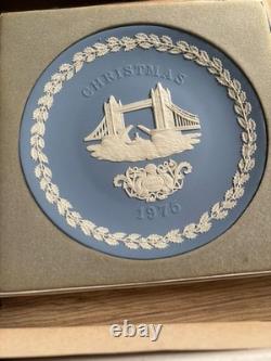 Collection de assiettes de Noël Wedgwood Blue Jasperware 1969-1988 lot en boîte