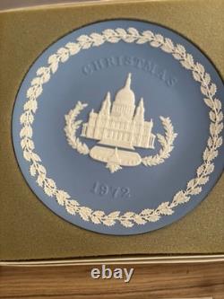Collection de assiettes de Noël Wedgwood Blue Jasperware 1969-1988 lot en boîte