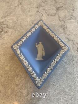 Collection de boîte à billets et assiettes de 12 pièces en Jasperware bleu pâle Wedgwood