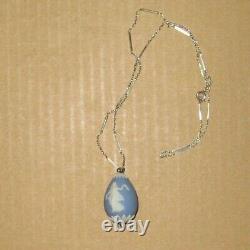 Collier en forme de goutte d'eau des Heures dansantes en jaspe bleu Wedgwood et argent