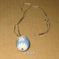 Collier en forme de goutte d'eau des Heures dansantes en jaspe bleu Wedgwood et argent