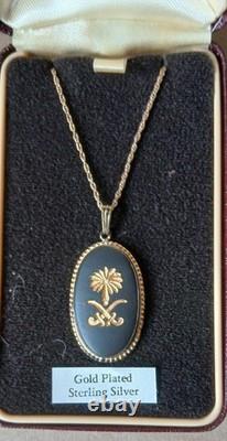 Collier pendentif Wedgwood en jasperware noir et argent doré, design saoudien