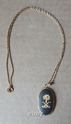 Collier pendentif Wedgwood en jasperware noir et argent doré, design saoudien