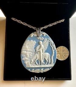 Collier rare en jaspe Wedgwood antique bleu clair à médaillon Zeus Pégase box