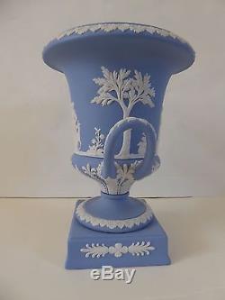 Crème Wedgwood / Blanc Sur Lavande Jasperware Urne / Vase