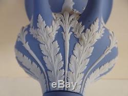 Crème Wedgwood / Blanc Sur Lavande Jasperware Urne / Vase