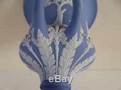 Crème Wedgwood / Blanc Sur Lavande Jasperware Urne / Vase