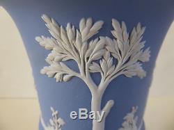 Crème Wedgwood / Blanc Sur Lavande Jasperware Urne / Vase