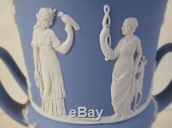 Crème Wedgwood / Blanc Sur Lavande Jasperware Urne / Vase