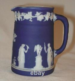 Crémier antique en jaspe Wedgwood bleu cobalt avec bec verseur et anse en corde.