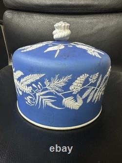 Dôme à fromage en jaspe bleu Wedgwood antique avec couvercle en relief botanique
