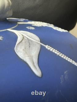 Dôme à fromage en jaspe bleu Wedgwood antique avec couvercle en relief botanique