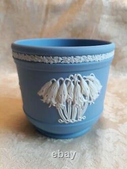 Élégant Wedgwood Blue Jasperware Australian Flowers Jardiniere Cache Pot