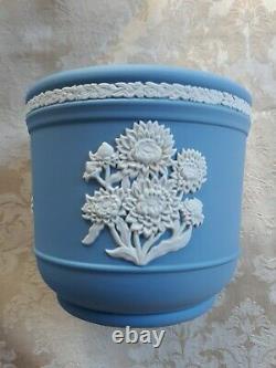 Élégant Wedgwood Blue Jasperware Jardiniere Cache Pot