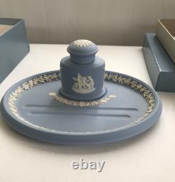 Encrier et plateau en jasperware bleu Wedgwood, en excellent état (boîte d’origine)