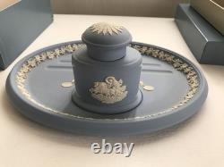 Encrier et plateau en jasperware bleu Wedgwood, en excellent état (boîte d’origine)