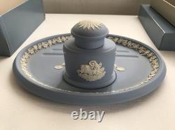 Encrier et plateau en jasperware bleu Wedgwood, en excellent état (boîte d’origine)