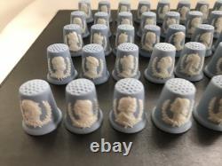 Ensemble complet de 41 dés à coudre Wedgwood en jasperware bleu des rois et reines d’Angleterre