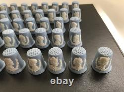 Ensemble complet de 41 dés à coudre Wedgwood en jasperware bleu des rois et reines d’Angleterre