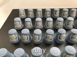 Ensemble complet de 41 dés à coudre Wedgwood en jasperware bleu des rois et reines d’Angleterre