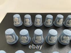 Ensemble complet de 41 dés à coudre Wedgwood en jasperware bleu des rois et reines d’Angleterre