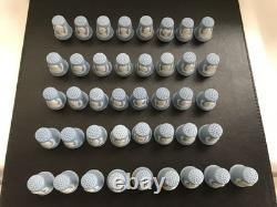 Ensemble complet de 41 dés à coudre Wedgwood en jasperware bleu des rois et reines d’Angleterre