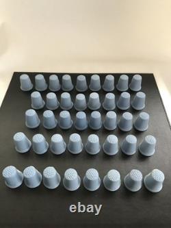 Ensemble complet de 41 dés à coudre Wedgwood en jasperware bleu des rois et reines d’Angleterre