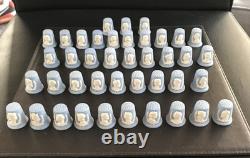 Ensemble complet de 41 dés à coudre Wedgwood en jasperware bleu représentant les rois et reines d’Angleterre