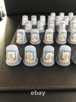Ensemble complet de 41 dés à coudre Wedgwood en jasperware bleu représentant les rois et reines d’Angleterre