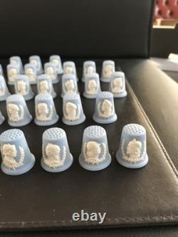 Ensemble complet de 41 dés à coudre Wedgwood en jasperware bleu représentant les rois et reines d’Angleterre