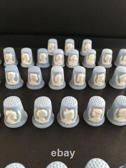 Ensemble complet de 41 dés à coudre Wedgwood en jasperware bleu représentant les rois et reines d’Angleterre