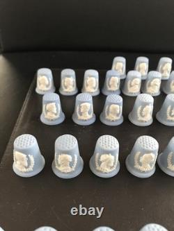 Ensemble complet de 41 dés à coudre Wedgwood en jasperware bleu représentant les rois et reines d’Angleterre